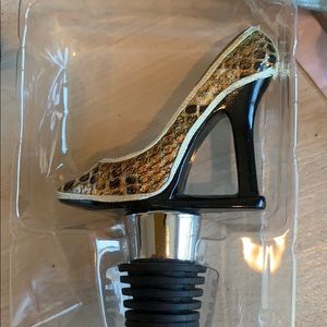 Shoe wine topper